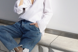 Стильная белая рубашка с джинсами