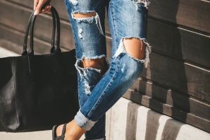 Рваные модные женские тенденции джинсы