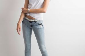 Белые обтягивающие джинсы