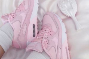 Розовые кроссовки с белыми шнурками