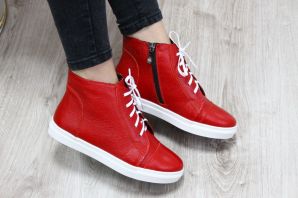 Темно красные кроссовки