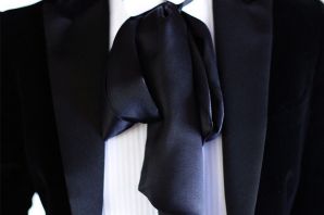 Черный костюм с галстуком