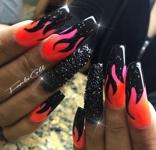Черные ногти с огнем