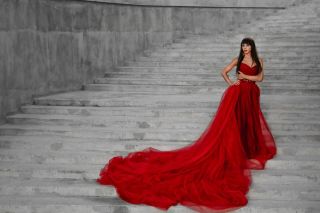 Красное платье со шлейфом