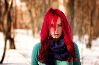 Девушка с красными волосами