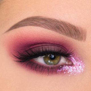 Легкий макияж с розовыми тенями