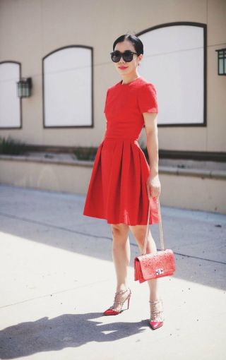 Лук с красным платьем