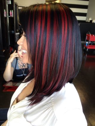 Окрашивание волос с красными прядями