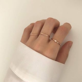 Кольцо на среднем пальце