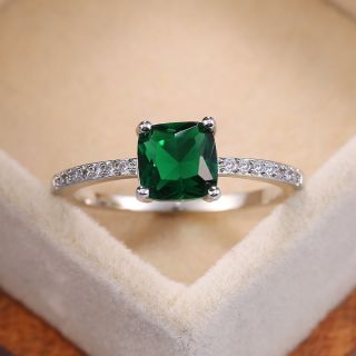 Кольцо с большим зеленым камнем