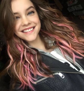 Розовые пряди на русых волосах