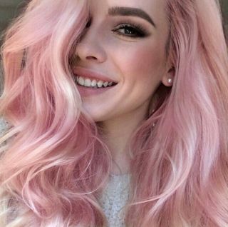 Пастельно розовый цвет волос