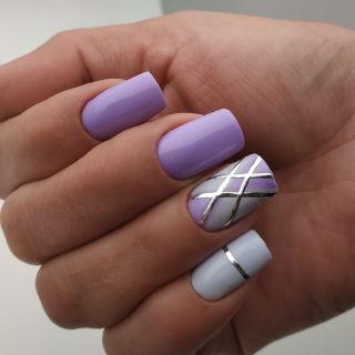 Геометрический фиолетовый маникюр