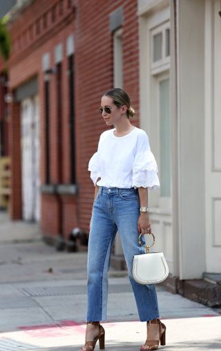 Белая блузка с джинсами
