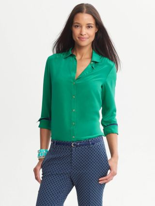 Зеленая шелковая блузка