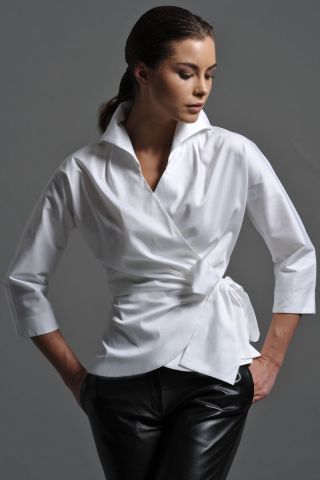 Белая блузка с черной отделкой