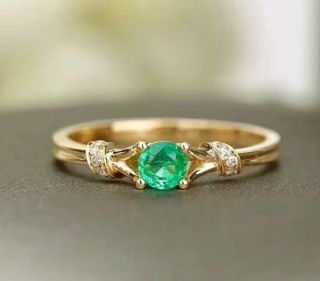 Кольцо с зеленым камнем в золоте