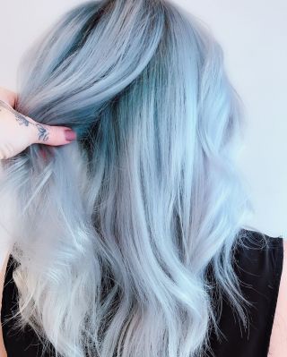 Нежно голубой цвет волос