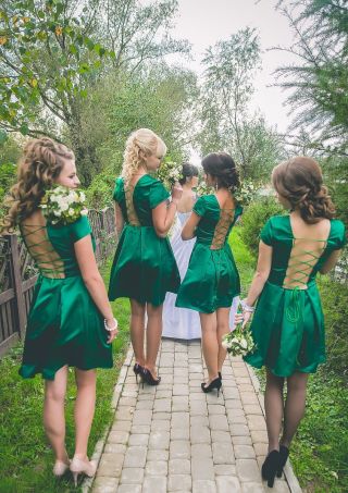 Зеленое платье гостьи на свадьбу