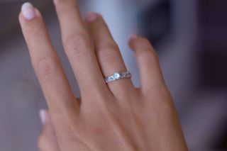 Тонкое обручальное кольцо с бриллиантами