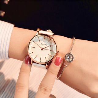 Женские часы белые на руке