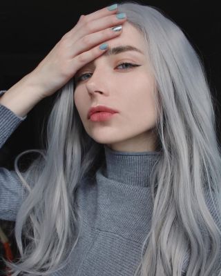 Бело серые волосы