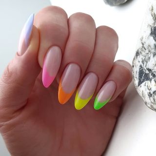 Френч на миндалевидных ногтях разноцветный