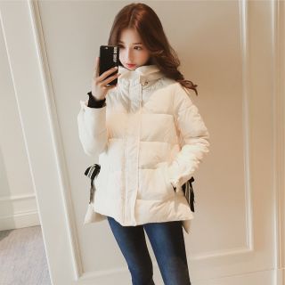 Белая короткая зимняя куртка