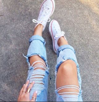 Рваные джинсы с кроссовками