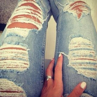 Рваные джинсы с заплатками
