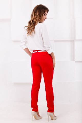 Красные брюки с белой рубашкой