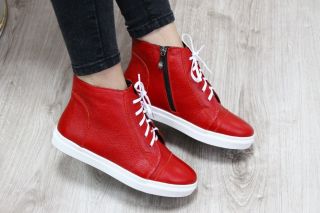 Темно красные кроссовки