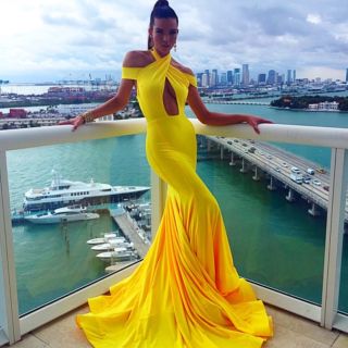 Красивое желтое платье