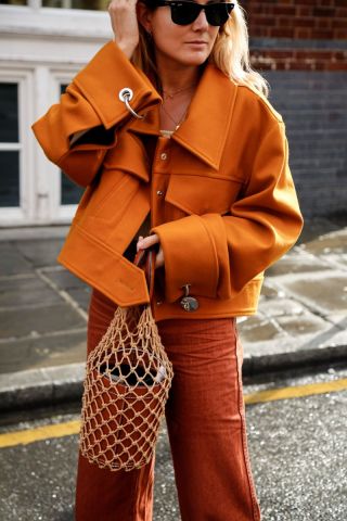 Ярко оранжевая куртка