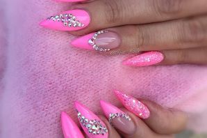Розовые ногти миндаль