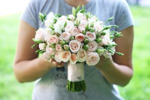 Свадебные букеты из кустовых роз