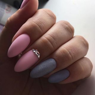 Серо розовый маникюр на овальных ногтях
