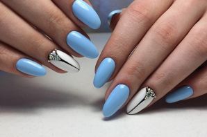 Дизайн ногтей голубой с белым