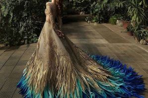 Длинное платье с перьями