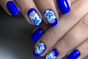 Ногти синие с белым