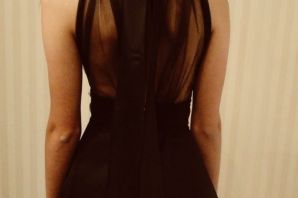 Девушка в черном платье со спины