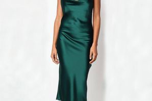 Атласное зеленое платье