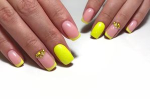 Желтый френч на ногтях