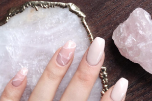 Розовый мрамор на ногтях