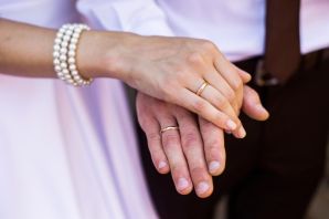 Женская рука с обручальным кольцом