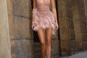 Розовое платье с перьями