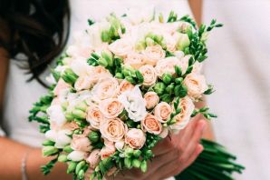 Свадебный букет из эустомы и кустовой розы