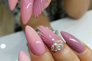 Розовый френч на миндалевидных ногтях