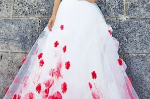 Белое свадебное платье с красным поясом
