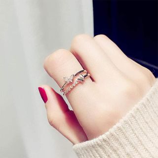 Кольцо на большом пальце у женщины